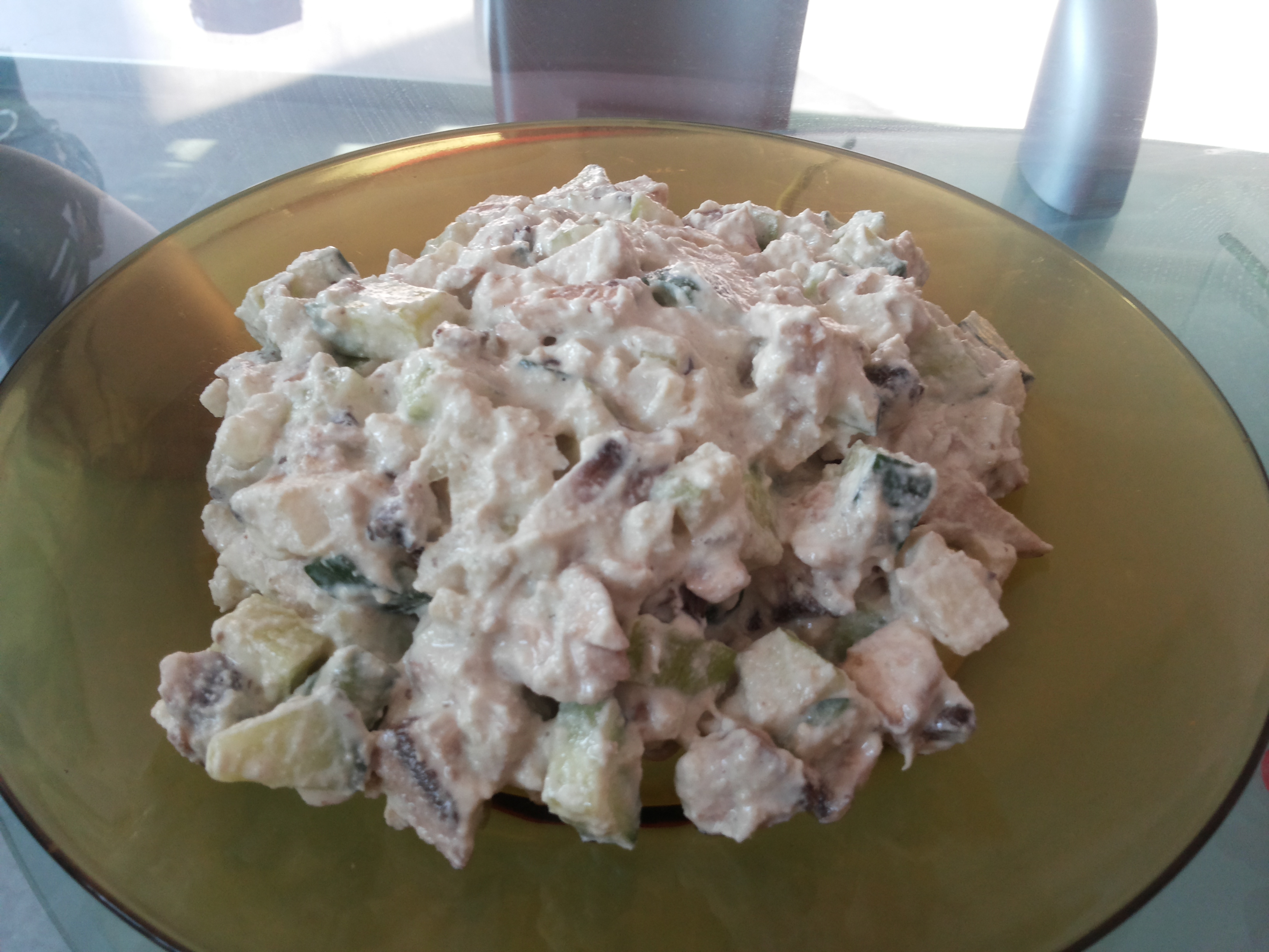 Много вкусна салата с гъби, краставица и ябълки